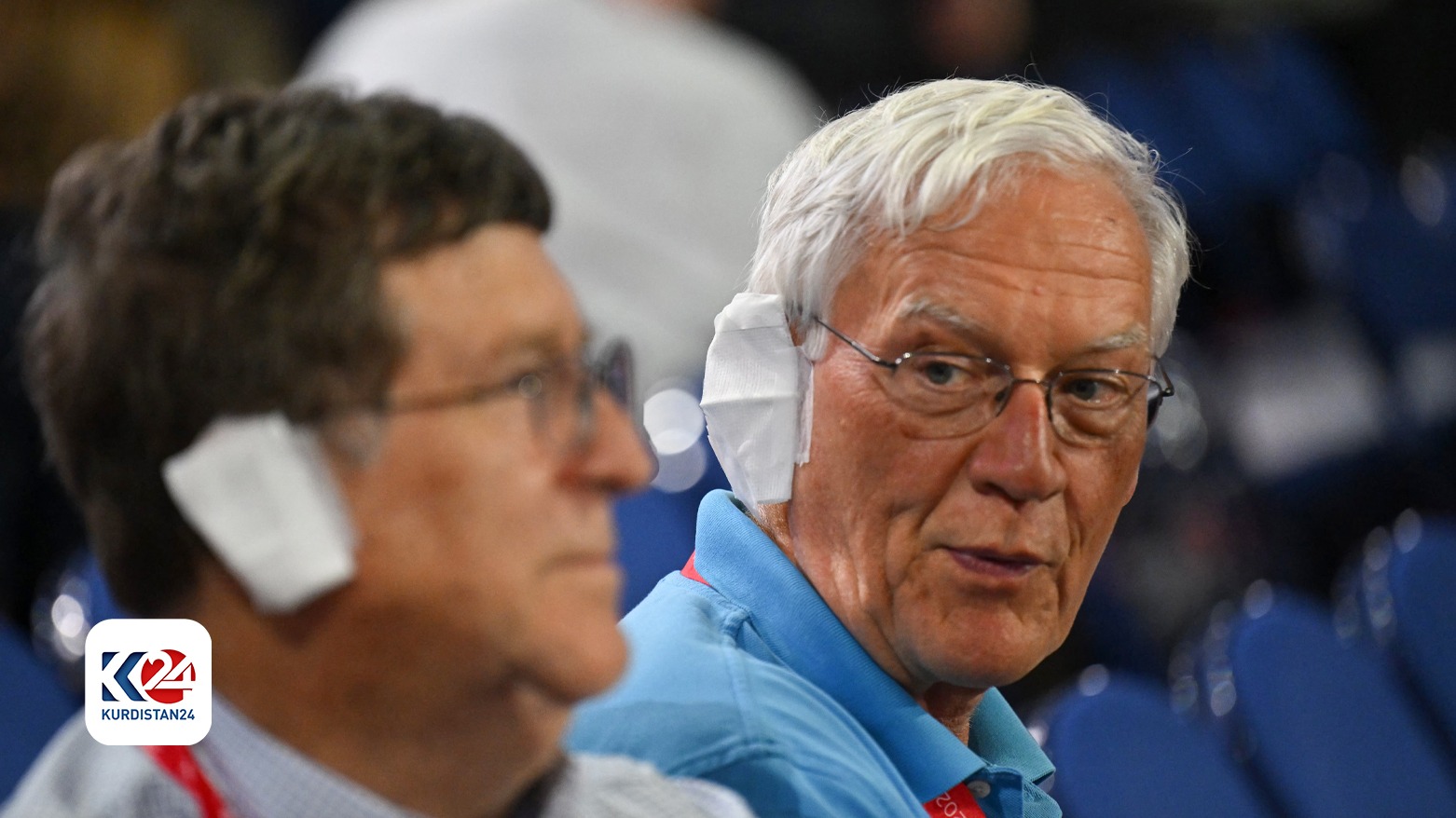 وەکوو هاوسۆزییەک، لایەنگرانی ترەمپ چەسپی سپی لە گوێی ڕاستیانەوە دەدەن (وێنە: AFP)